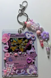 As cartas são colocadas em cases transparentes e decoradas com adesivos As cartas são colocadas em cases transparentes e decoradas com adesivos