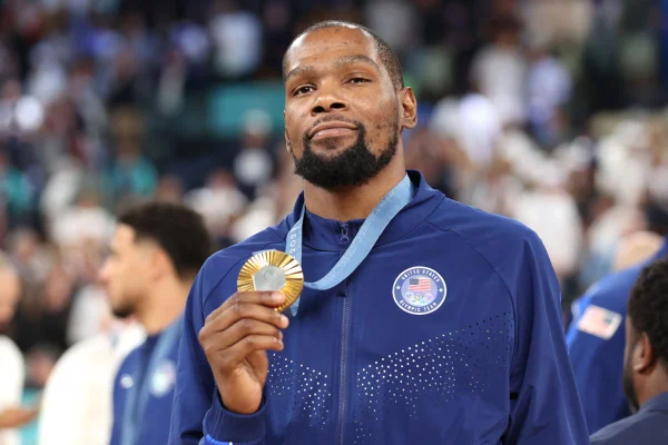 Imagem colorida de Kevin Durant com o ouro olímpico