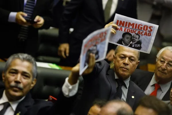 Desarticulação na Câmara e povo nas ruas põem Previdência em xeque