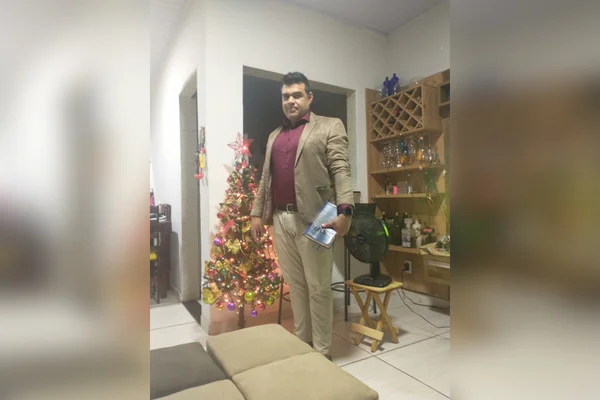 homem usando terno de pé em sala de estar
