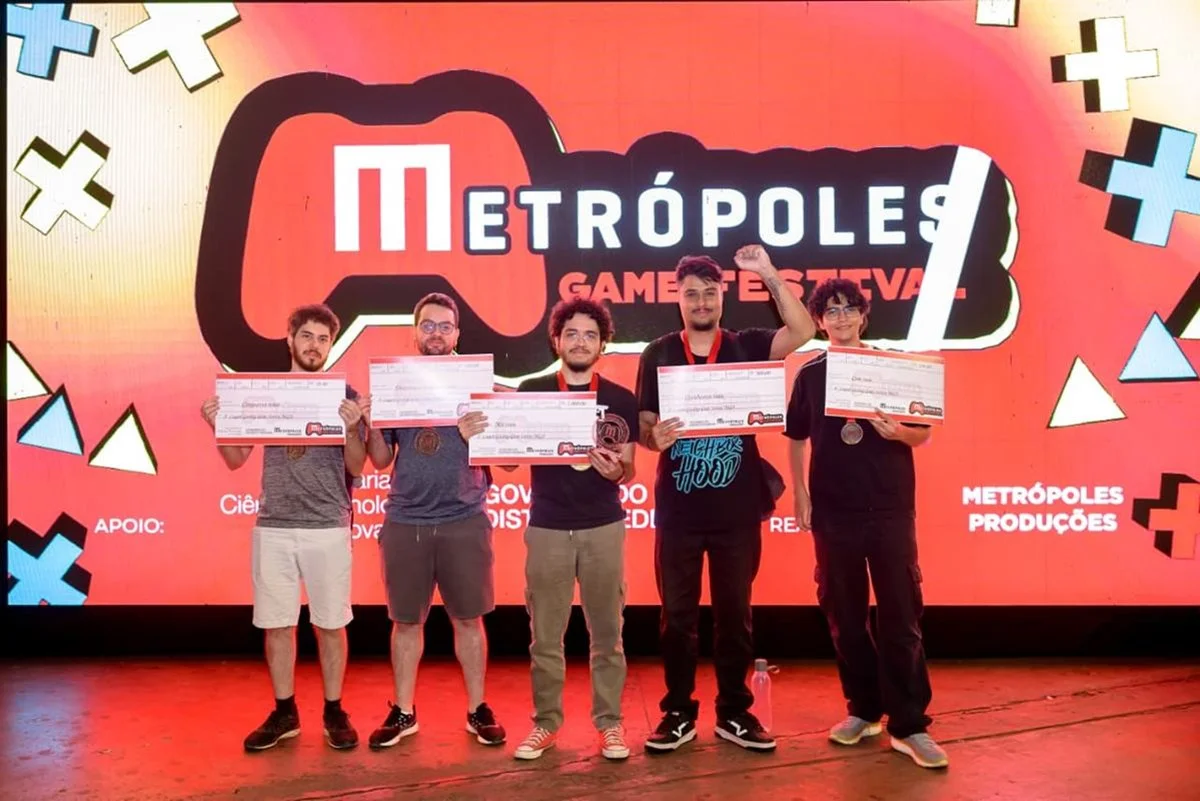 Da esquerda para a direita, os vencedores da competição de Guilty Gear Strive no Metrópoles Game Festival: Fábio Monteiro, 5º lugar; Dyego Eduardo, campeão; Maurício Paulo, 2º lugar; 3º lugar,xxxx; e João Victor, 4º lugar Da esquerda para a direita, os vencedores da competição de Guilty Gear Strive no Metrópoles Game Festival: Fábio Monteiro, 5º lugar; Dyego Eduardo, campeão; Maurício Paulo, 2º lugar; 3º lugar,xxxx; e João Victor, 4º lugar