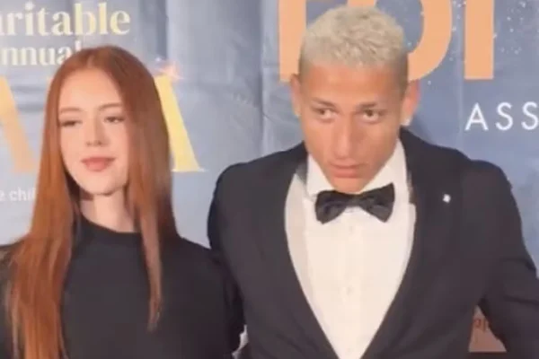 Richarlison vira alvo de piadas após polêmica com look da namorada