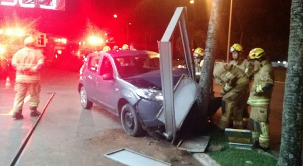 Homem perde controle do carro e bate em árvore no DF
