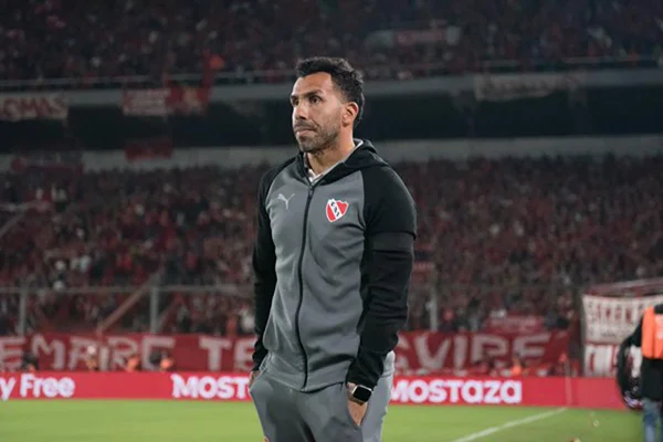 Imagem colorida de Carlos Tévez à beira do campo - Metrópoles
