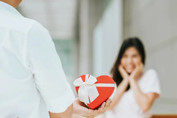 Homem entregando presente para mulher