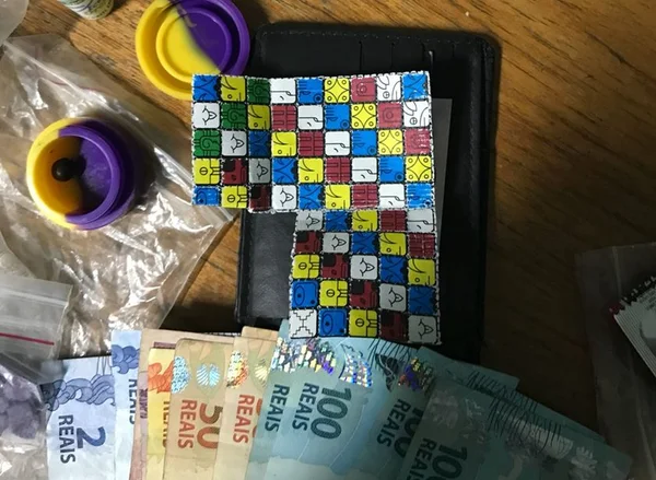 Homem é preso com LSD, ecstasy, haxixe e dinheiro falso