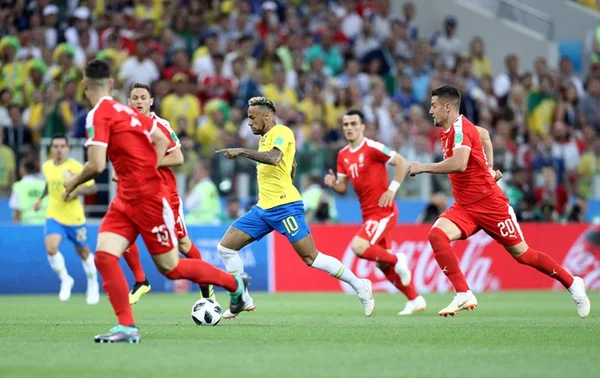 Como todos queriam, Neymar deixa individualismo e assume protagonismo