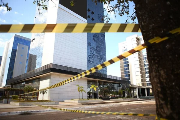 Para retirar painel, GDF fecha estacionamento e irrita motoristas