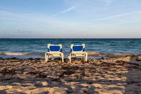 Cadeiras em praia de Varadero, Cuba