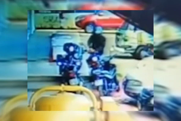 Vídeo mostra ladrão furtando moto em poucos segundos em feira do DF