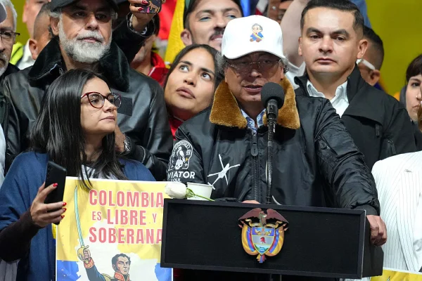 Imagem colorida mostra Gustavo Petro em manifestação na Colômbia. Durante discurso, detalhou conversa que teve com Donald Trump - Metrópoles