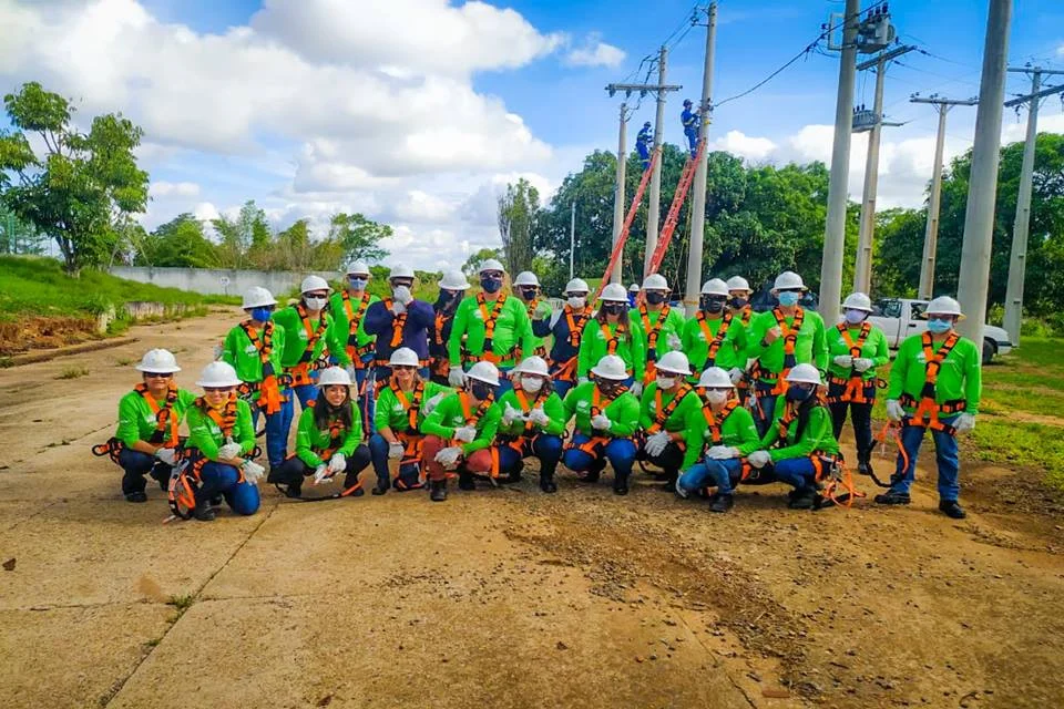 Eletricistas em campo Eletricistas em campo