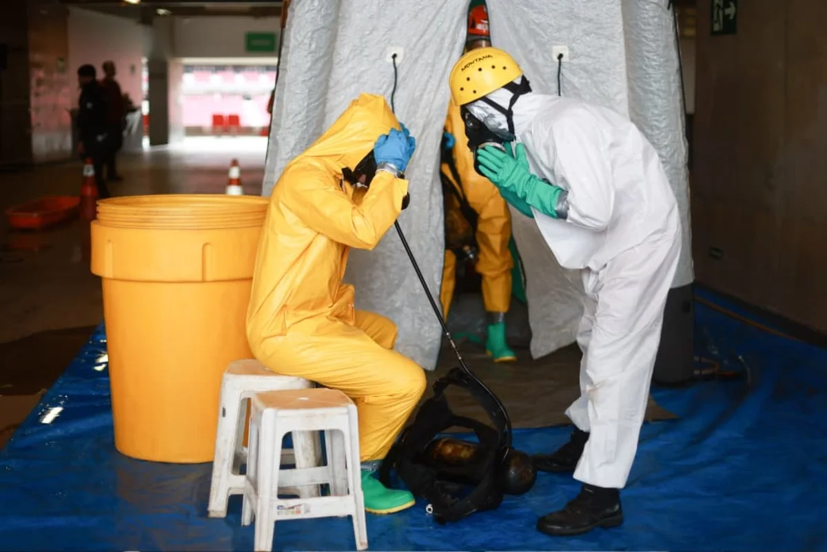 10h16: Montagem das tendas de descontaminação e entrada de operadores especializados na “zona quente” (área de contaminação)