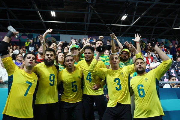 Imagem colorida da equipe de Goalball - Metrópoles
