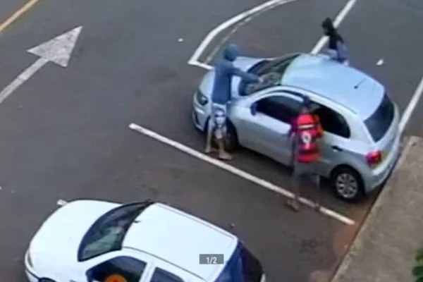 Vídeo: em plena luz do dia, trio rende e assalta motorista no DF