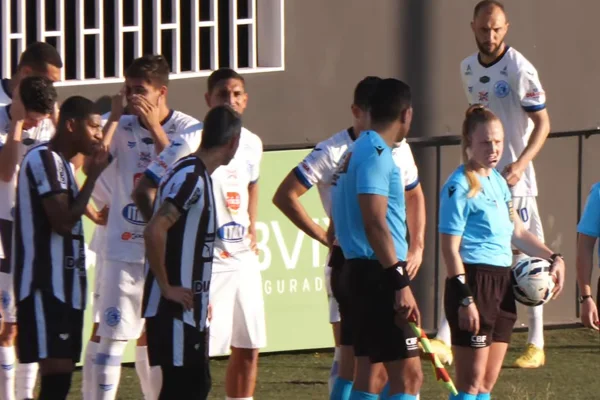 Jogadores de Ceilândia e Goianésia perfilam com arbitragem na Série D