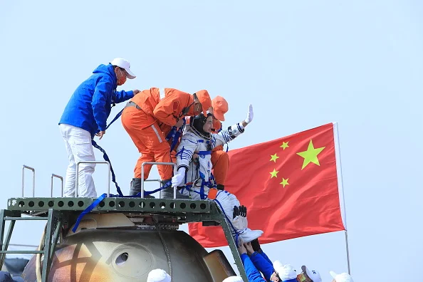 Astronautas chineses retornam à Terra após seis meses