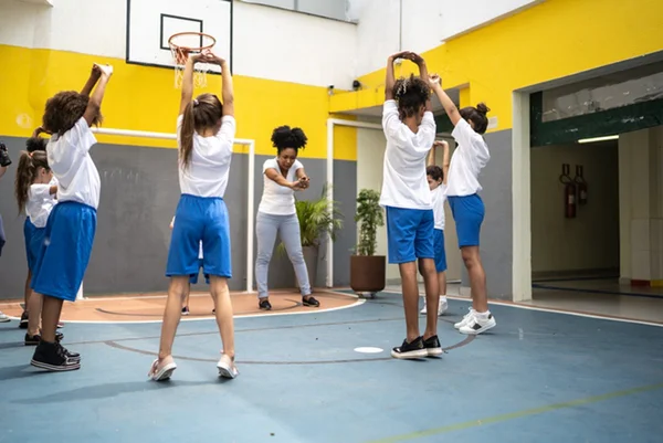 Foto colorida de aula de educação física na escola - Metrópoles