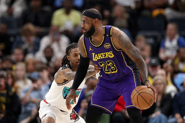 Imagem colorida do duelo entre Lakers e Grizzlies- Metrópoles
