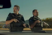 Alfonso Herrera e Noé Hernández interpretam os policiais Arturo Carmona e Héctor Rosales no filme La Captura, da Netflix