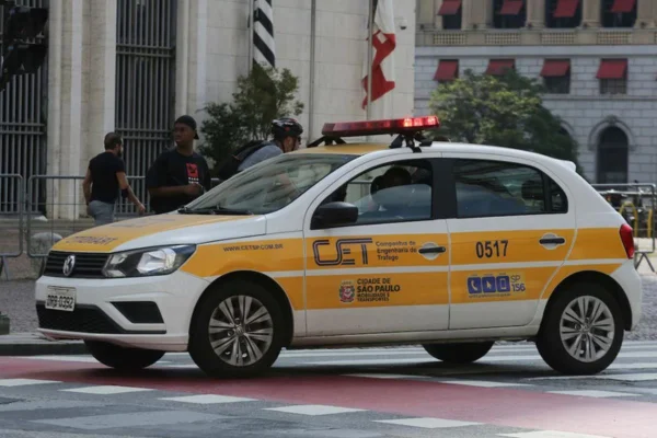 Após colidir o veículo da companhia contra um estacionado, o funcionário da CET foi preso em flagrante. Ele deve ser afastado das funções - Metrópoles