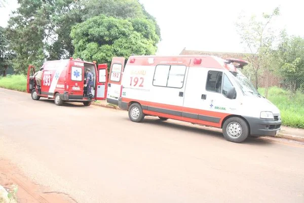 Imagem colorida de duas ambulâncias - Metrópoles