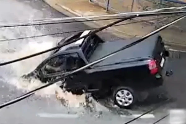Captura de tela de câmera que flagrou carro caindo em cratera em Sorocaba (SP). - Metrópoles