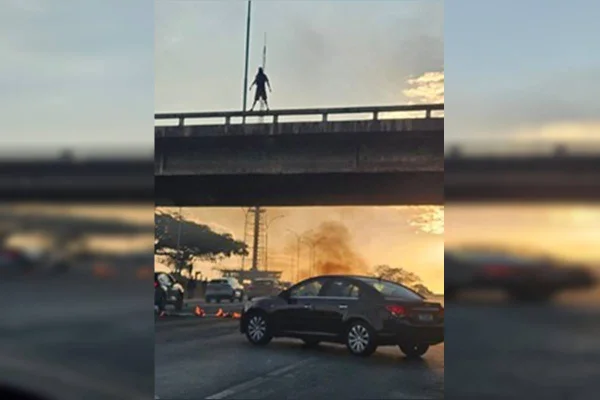 Homem é preso após incendiar via no Eixo Monumental em protesto
