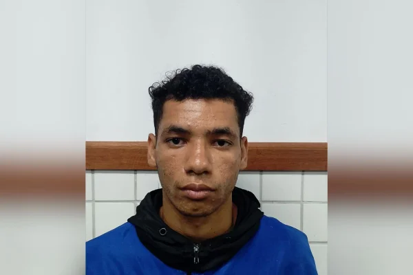 Foto colorida de Alessandro Martins dos Santos, de 21 anos, preso por envolvimento no estupro coletivo a duas crianças, de 7 e 10 anos, na zona leste de São Paulo.