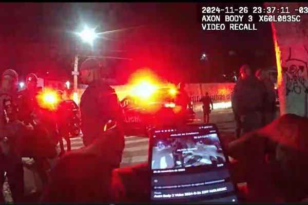 Registro de câmera corporal mostrando, em primeira pessoa, policial manuseando celular - Metrópoles