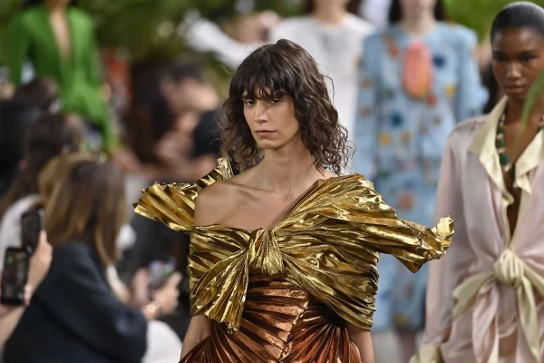 Dior leva chita indiana e escultura de Lynda Benglis à Alta-Costura