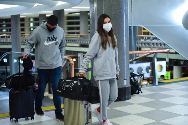 Mariana Rios é flagrada abraçada com novo affair em aeroporto