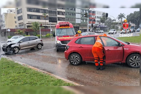 Colisão entre dois carros deixa uma pessoa ferida na Asa Norte