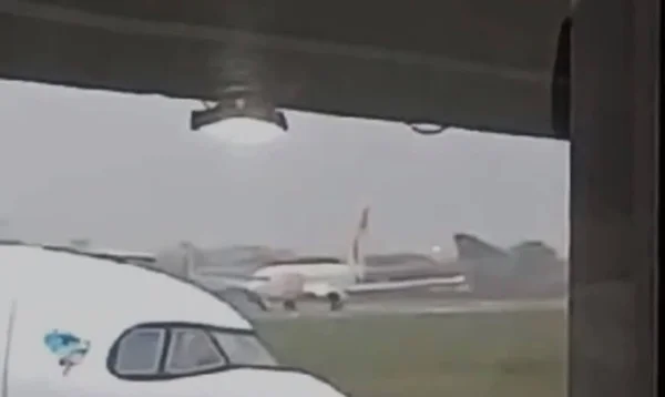 Avião em pista de decolagem do Aeroporto de Navegantes (SC)