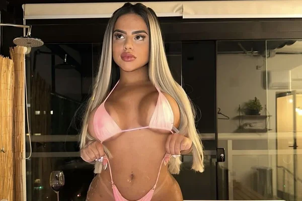 Garota de programa confirma “trabalho” com ex-jogador e causa frisson