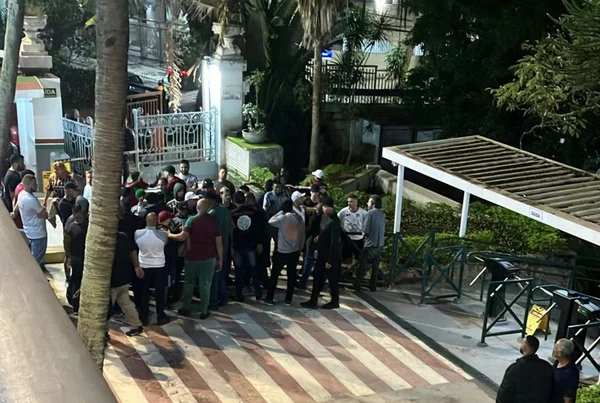 Vídeo: torcedores do Fluminense invadem sede do clube em protesto
