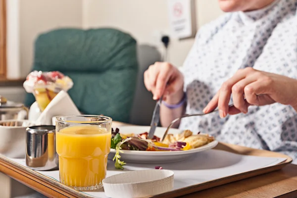 Paciente comendo no hospital - Metrópoles