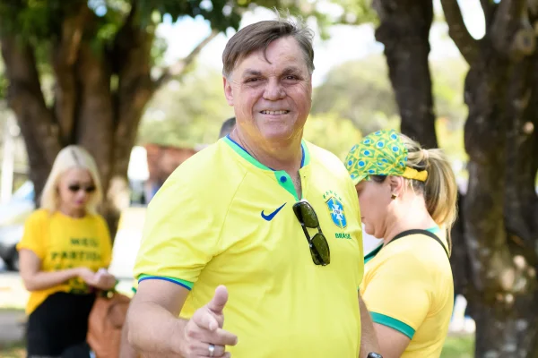 Sósia do ex-presidente Bolsonaro chega para a concentração do ato pró-anistia em Brasília - Metrópoles