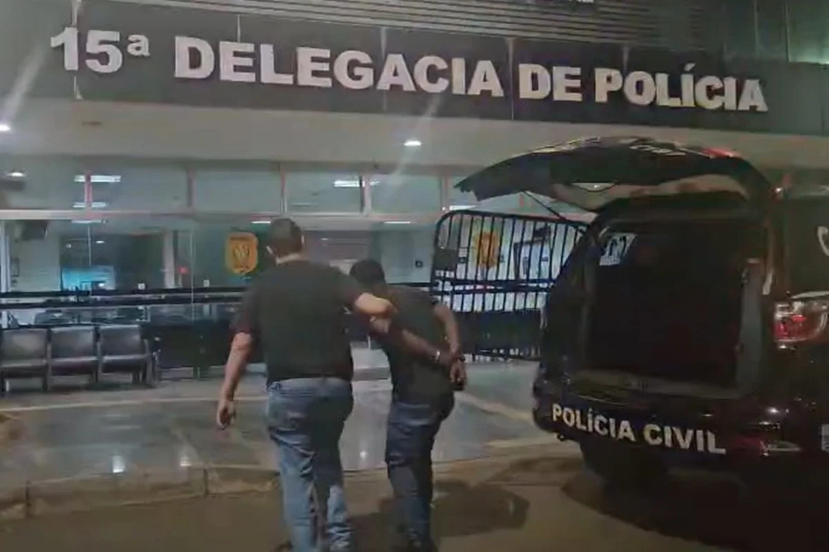 Momento em que o suspeito é levado para a delegacia Momento em que o suspeito é levado para a delegacia