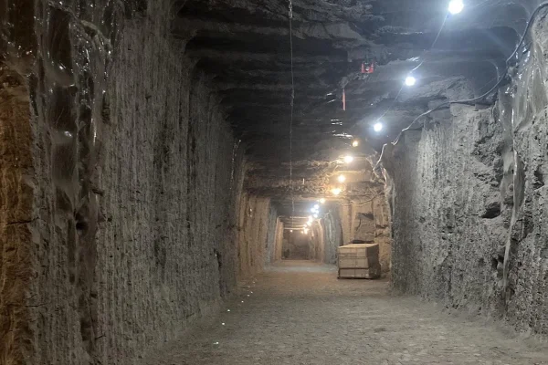 Imagem colorida mostra permafrost em túnel no Alasca (EUA) - Metrópoles