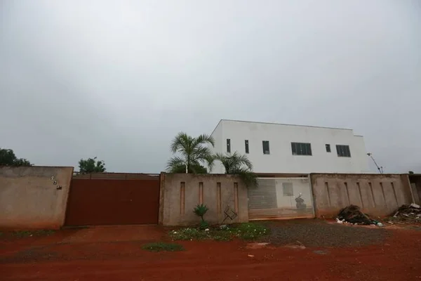 Família de pai e filho assassinados por vizinho deixa condomínio
