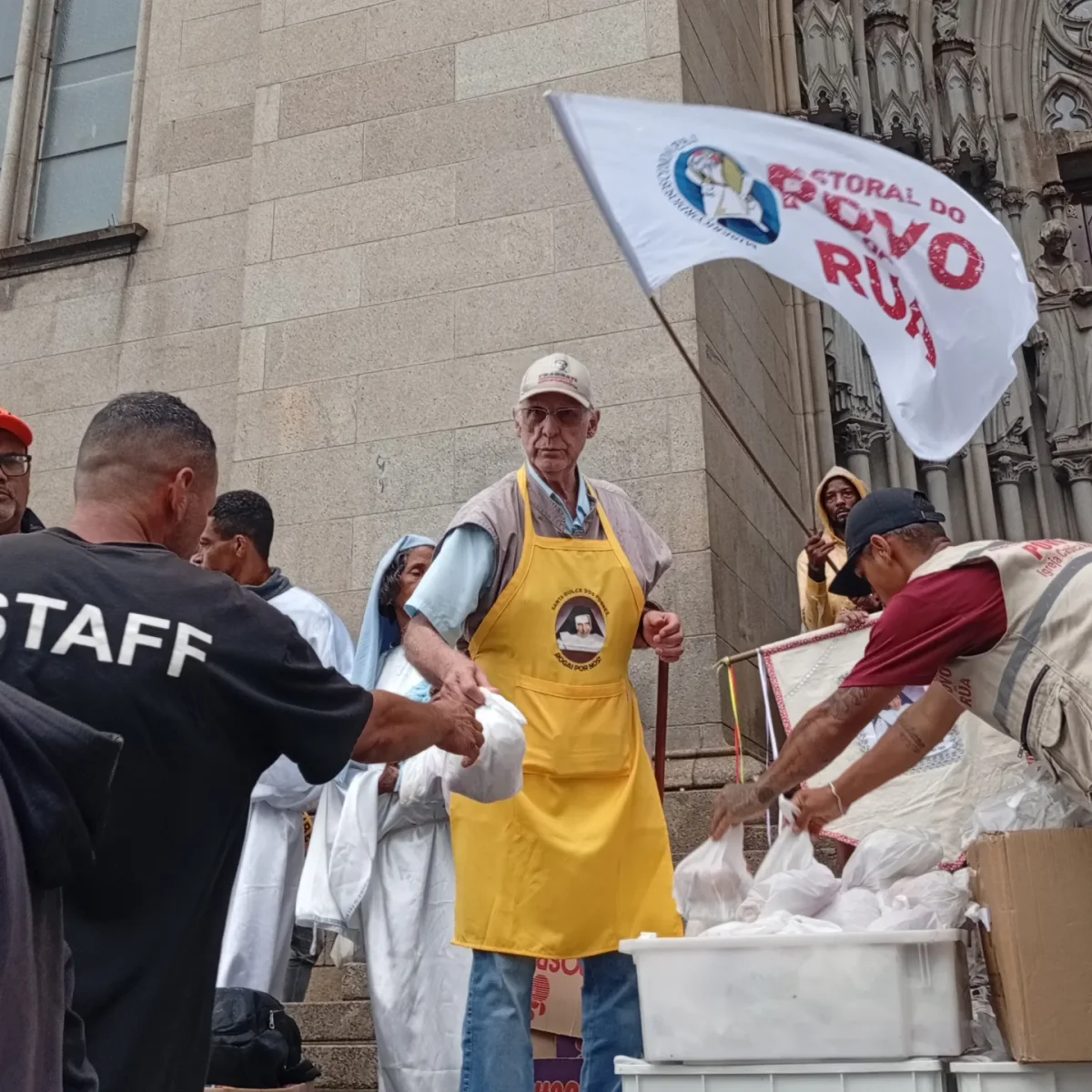 Padre Júlio Lancellotti em ação de acolhimento a pessoas em situação de rua Padre Júlio Lancellotti em ação de acolhimento a pessoas em situação de rua