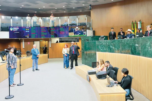 imagem colorida deputado insulta colega durante sessao alego