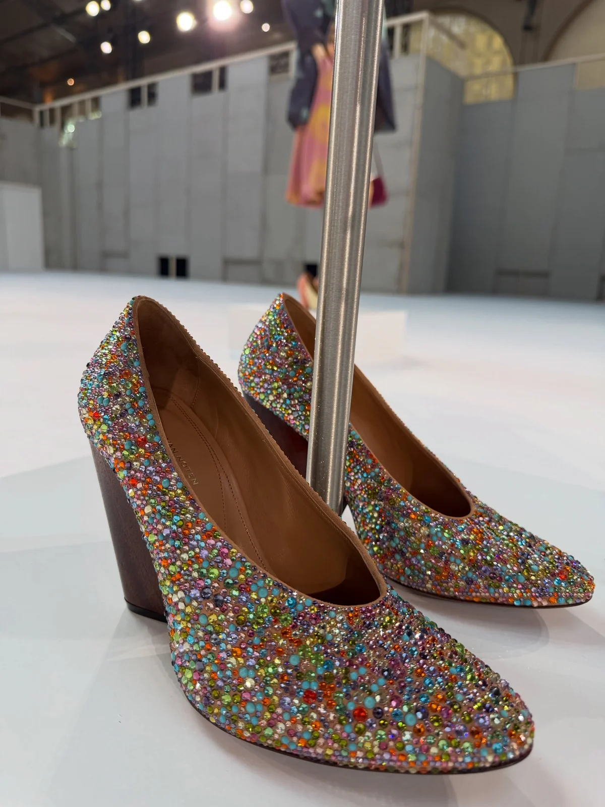 Sapatos também têm pedrarias Sapatos também têm pedrarias