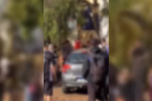Imagem colorida de uma briga generalizada entre alunos em frente à escola - Metrópoles
