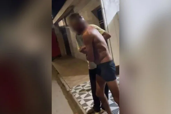 Imagem colorida mostra briga entre filho e pai agredido com tesoura. Metrópoles