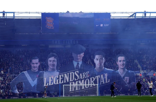Foto colorida de ação entre birmingham E PEAKY BLINDERS - mETRÓPOLES