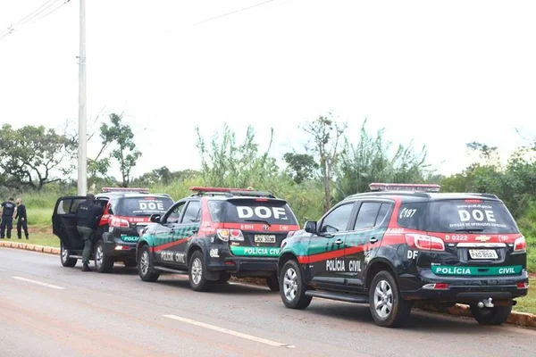 Imagem colorida mostra carros da Polícia Civil do Distrito Federal - Metrópoles