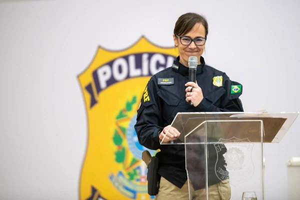 Foto colorida de mulher com com roupa da polícia rodoviária federal