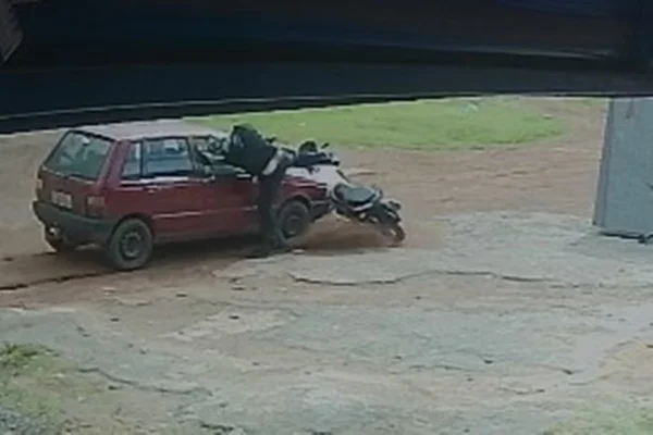 Ladrão é atropelado em assalto no DF, levanta e foge com moto roubada
